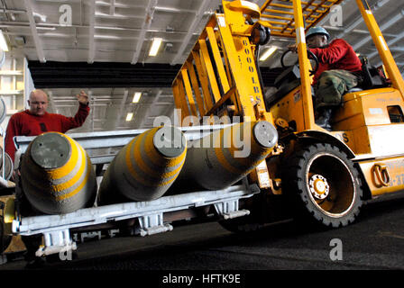 070405-N-7730P-062 SOUTH CHINA SEA (5. April 2007) - Aviation Ordnancemen füllen den Hangar Bucht an Bord des Flugzeugträgers USS Ronald Reagan (CVN-76) mit Munition und Kampfmittel in Vorbereitung auf die Munition entlasten. Ronald Reagan Carrier Strike Group (CSG) läuft im Pazifischen Ozean auf einer Welle Bereitstellung zur Unterstützung der US-Militäroperationen im westlichen Pazifik. Foto: U.S. Navy Mass Communication Specialist 3. Klasse Gary Prill (freigegeben) US Navy 070405-N-7730P-062 Aviation Ordnancemen füllen den Hangar an Bord des Flugzeugträgers USS Ronald Reagan (CVN-76) mit Munition Bucht eine Stockfoto