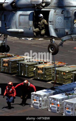 070406-N-7130B-171 SOUTH CHINA SEA (6. April 2007) - zwei Luftfahrt Ordnancemen Sprint über das Deck, Down-Entwurf von einem HH - 60 H Seahawk generiert zu entkommen, "Black Knights" zugewiesen der Hubschrauber Anti-Submarine Squadron (HS) 4 beim Heben einer Last von Kampfmitteln aus dem Schiff Flight Deck. Die Munition ist das Military Sealift Command (MSC) Munition Schiff USNS Flint (T-AE-32) zwischen den zwei Schiffen während der Offload übertragen. Ronald Reagan Carrier Strike Group (CSG) ist im Gange in den Pazifischen Ozean auf einer Welle Bereitstellung zur Unterstützung der US-Militäroperationen in der Western-Pac Stockfoto