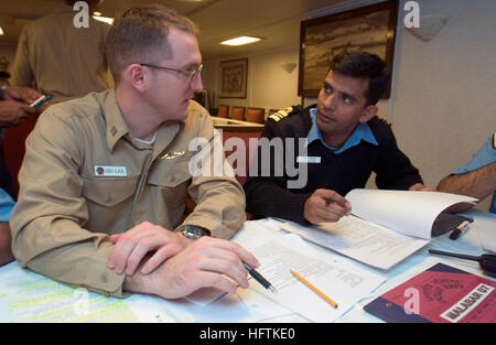 070406-N-9851B-003 PHILIPPINENSEE (6. April 2007) - u-Boot-Übung-Planer, Lt. John Shuler, primäre Aktion Officer für Übung Malabar 07-01, erläutert Pläne mit Lt. CMdR Vivek Madhwal, Indische Marine u-Boot-Offizier für INS Rana (D52) in der Offiziersmesse der indischen Marine Zerstörer INS Mysore (D60). Übung Malabar 07-01 ist eine bilaterale U.S.-Indische Marine Trainingsübung vor der Küste von Okinawa, Japan. Foto: U.S. Navy Mass Communication Specialist 1. Klasse John L. Beeman (freigegeben) US Navy 070406-N-9851B-003 u-Boot-Übung Planer, Lt. John Shuler, primäre Aktion Büro Stockfoto