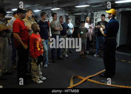 070417-N-3659B-310 PACIFIC OCEAN (17. April 2007) - Chief Elektronik Techniker Andrew Belanger, ein Mitglied der Schadensbegrenzung Ausbildungsteam an Bord der USS Ronald Reagan (CVN-76), lehrt an Bord Brandbekämpfung Techniken, um eine Gruppe von "Tiger" Tiger allgemeine Quartale statt im Hangar Bucht von Ronald Reagan. Fast 500 Familienmitgliedern und Freunden trat Segler zugewiesen Ronald Reagan Carrier Strike Group für ein Tiger Cruise, ihre Angehörigen bei der Arbeit zu sehen. Foto: U.S. Navy Mass Communication Specialist 2. Klasse Joseph M. Buliavac (freigegeben) US Navy 070417-N-3659B-310 Chief Elektronik Stockfoto