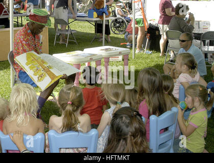 070421-N-1280er-001 PEARL HARBOR, Hawaii (21. April 2007) - Wally Amos, Gründer des berühmten Amos Cookies nimmt Kinder auf einer Lesung Abenteuer während Springfest, ein Ereignis, das Kinder im Laufe des Monats die militärische Kind am Naval Station Pearl Harbor feiert. Springfest wurde in Verbindung mit Earth Day Events weltweit gefeiert. Foto: U.S. Navy Mass Communication Specialist 2. Klasse Lindsay Switzer (freigegeben) US Navy 070421-N-1280er-001 Wally Amos, Gründer des berühmten Amos Cookies nimmt Kinder auf einer Lesung Abenteuer während Springfest Stockfoto