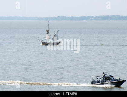 070424-N-1317P-002 NEWPORT NEWS, Virginia (24. April 2007) - Marine Patrouillenboot sichert das Wasser rund um eines der drei Nachbauten der Schiffe Jamestown Settlement, Susan Constant, Godspeed und Entdeckung, wie die Schiffe den James River transit. Der Full-Scale Nachbauten der Schiffe, die Amerikas erste dauerhafte englische Kolonisten in Virginia im Jahr 1607 gebracht sind für den Start ihrer Reise auf dem James River auf der Website der ursprünglichen Siedlung, eine Signatur Ereignis des Amerikas 400. Jubiläum im Mai in Hampton Roads. Foto: U.S. Navy Mass Communication Specialist 3.Klasse Stockfoto