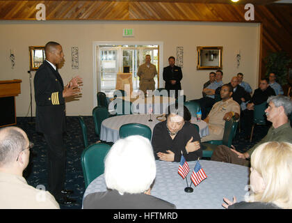 070425-N-6247M-011 WHIDBEY ISLAND, Washington (25. April 2007) Ð Naval Air Station Whidbey Island Kommandierender Offizier, Captain Syd Abernethy, gibt einige einleitenden Bemerkungen während der einzelnen Augumentee (IA) Abend. Die Naval Station hält halb jährlichen IA Anerkennungsevents, Matrosen, Marines und ihre Familien vor, während und nach der Bereitstellung als IA helfen Foto: U.S. Navy Mass Communication Specialist 1. Klasse Bruce McVicar (freigegeben) US Navy 070425-N-6247M-011 Naval Air Station Whidbey Island befehlshabender Offizier, Kapitän Syd Abernethy, gibt einige einleitenden Bemerkungen bei den einzelnen Augumen Stockfoto