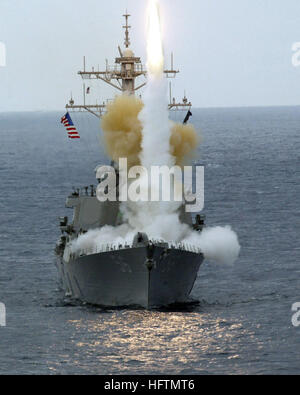 Schleife am Blick auf die uns Navy (USN) ARLEIGH-BURKE-Klasse (FLIGHT ich): LENKWAFFENZERSTÖRER (Federführung), USS JOHN S. McCAIN (DDG-56), Start einer Rakete aus des Schiffs nach vorne Vertical Launch System, während eine Rakete abfeuern Übung vor der Küste von Okinawa, Japan. USS JOHN S. McCAIN (DDG-56) startet eine Rakete Stockfoto