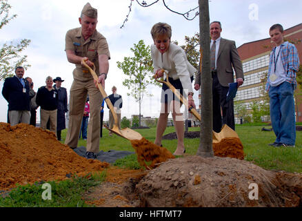 070426-N-0502M-167 WASHINGTON (26. April 2007) Ñ Kommandant des Naval District Washington Rear Admiral Terence McKnight und Naval Sea Systems Command (NAVSEA) Executive Director Sharie Bourbeau legen Sie die ersten paar schaufeln Schmutz auf eine junge rosa, Blüte Crabapple Baum.  Nach ihrem Beispiel, mehrere Kinder auf Seite bringen Ihr Kind to Work Day unterstützt Schmutz um den Baum zu platzieren. NAVSEA pflanzte die Bäumchen in Dahlgren Park auf der Washington Navy Yard zum 37. Jahrestag des Earth Day. Assistant Deputy Commander, Wartung, Modernisierung, Steve Schulze, Umwelt ein Stockfoto