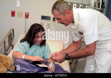 061108-N-3750S-140 San Antonio, Texas (8. November 2006) - Chief Master-at-Arms Ed Stift Aktien Münzen und spricht mit einem jungen Mädchen im methodistischen Kinderkrankenhaus. Stift und mehrere Mitglieder der Besatzung von USS San Antonio (LPD-17) besucht Kinder im Bereich Krankenhäuser, Teil der Kappen für Kinderprogramm, austeilen Ball Caps, Münzen und Austausch von persönlichen an Bord erlebt. Die Crew ist in San Antonio Teilnahme im Finale der 24 Marine-Wochen im Jahr 2006 durchgeführt. Marine Woche wird gesponsert von der Marine Büro der Community Outreach (NAVCO) und recruiting Ortsbezirke abgestimmt ist. Die Ereignisse sind h Stockfoto