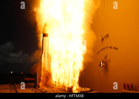 070426-N-0000 X-001 geführte Flugkörper Kreuzer USS Lake Erie (CG-70), während eines gemeinsamen Missile Defense Agency, US Marine ballistische Rakete Flug Tests. Ungefähr drei Minuten später abgefangen die SM-3 eine einheitliche (Trennung) ballistische Flugkörper Bedrohungsziel, ins Leben gerufen vom Pacific Missile Range Facility, Barking Sands, Kauai, Hawaii. Innerhalb weniger Augenblicke der Markteinführung ins Leben gerufen die USS Lake Erie auch ein Standard Missile-2 (SM-2) gegen eine feindliche Luftziel um sich zu verteidigen. Der Test war der achte abfangen, in 10 Programm Flugtests. Der Test wurde entwickelt, um die Fähigkeit zu zeigen Stockfoto