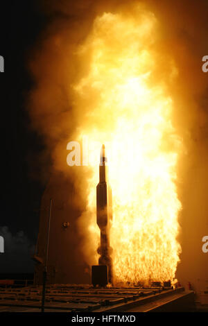 Ein standard Missile 3 startet von USS Lake Erie (CG-70) 26. April 2007, während einer gemeinsamen Raketenabwehr Agency/U.S. Marine ballistische Rakete Testflug über dem Pazifischen Ozean. Der Test wurde entwickelt, um die Fähigkeit des Schiffes und seiner Besatzung, Raketenabwehr und gleichzeitig wehren zu zeigen. Dieser Test markiert auch die 27. erfolgreiche Hit-to-Kill abfangen in Tests seit 2001. (Foto: U.S. Navy Mass Communication Specialist 2. Klasse Maebel Tinoko) (Freigegeben) USS Lake Erie (CG-70) Raketentest Stockfoto