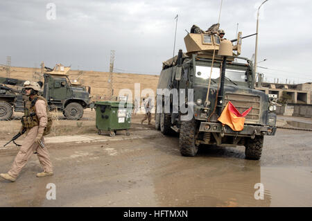 Marines des 1. Bataillons, des 3. Marineregiments, führen eine Versorgungsmission vom Haditha-Damm zu einem Kampfposten in der Provinz Al Anbar, Irak, durch, um die operative Logistik zu unterstützen. Stockfoto