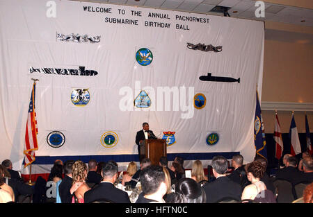 070428-N-2143T-001 SEATTLE, Washington (28. April 2007) Ñ Master Chief Petty Officer von der Marine (INTERNIERUNGSLAGER) Joe R. Campa Jr. richtet sich immer dann 1.100 u-Bootfahrer zu Gast im grand Ballroom im Sheraton Hotel in jährlichen eingetragenen u-Boot-Geburtstag. Die Feierlichkeiten war der 107. Jahrestag für die u-Boot zur Feier ihres kulturellen Erbes und der Geschichte. Foto: U.S. Navy Mass Communication Specialist 2. Klasse Maebel Tinoko (freigegeben) US Navy 070428-N-2143T-001 Master Chief Petty Officer von der Marine (INTERNIERUNGSLAGER) Joe R. Campa Jr. befasst sich mit mehr dann 1.100 u-Bootfahrer und Gue Stockfoto