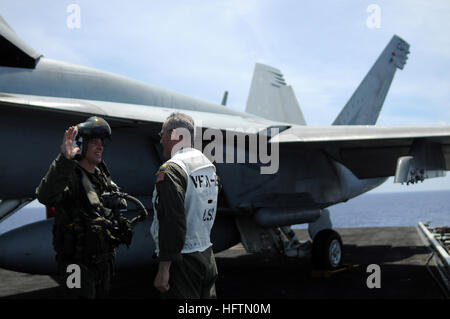 080612-N-4009P-886 Pazifik (11. Juni 2008) CMdR Richard T. Brophy, der neu ernannten kommandierenden Offizier von der ÒTalonsÓ des Strike Fighter Squadron (VFA) 115, schwört in seinem Bruder Mark Brothy während seiner Förderung-Zeremonie zum Lieutenant Commander an Bord der Flugzeugträger der Nimitz-Klasse USS Ronald Reagan (CVN-76). Lt. CMdR Brothy wird auf dem Flugzeugträger USS Kitty Hawk (CV-63) zugewiesen und besucht Ronald Reagan um seine BrotherÕs Änderung der Befehl Zeremonie beizuwohnen. Foto: U.S. Navy Mass Communication Specialist 3. Klasse Joe Painter (freigegeben) uns Marine 080612-N-4009P-886 CMdR Richar Stockfoto