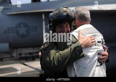 080612-N-4009P-939 Pazifik (11. Juni 2008) CMdR Richard T. Brophy, der neu ernannten kommandierenden Offizier von der ÒTalonsÓ des Strike Fighter Squadron (VFA) 115, schmiegt sich an seinen Bruder Lt. CMdR Mark Brothy, nach einem Vorbeiflug Befehl Zeremonie über die Flugzeugträger der Nimitz-Klasse USS Ronald Reagan (CVN-76). Lt. CMdR Brothy wird auf dem Flugzeugträger USS Kitty Hawk (CV-63) zugewiesen und besucht Ronald Reagan um seine BrotherÕs Änderung der Befehl Zeremonie beizuwohnen. Foto: U.S. Navy Mass Communication Specialist 3. Klasse Joe Painter (freigegeben) US Navy 080612-N-4009P-939 CMdR Richard T. Br Stockfoto