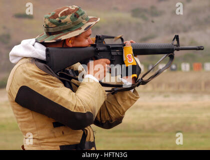 070501-N-3901L-085 CAMP PENDLETON, Kalifornien (1. Mai 2007) - Chief GunnerÕs Mate Don Christenson, Naval Reserve Navy Operational Support Center Las Vegas, feuert seine AR-15 Gewehr an seinem vorgesehenen Ziel während der US-Navy Treffsicherheit Team Kleinwaffen Trainingswettkampf. Hunderte von US-Segler aus der ganzen Welt kamen zu Camp Pendleton Schießstand vom 28. April - Mai 4 konkurrieren. Foto: U.S. Navy Mass Communication Specialist 3. Klasse Sean s. Lenahan (freigegeben) uns Marine 070501-N-3901L-085 Chief Gunner %% 5Ersquo, s Mate Don Christenson, der Naval Reserve Navy operative Unterstützung Cen Stockfoto