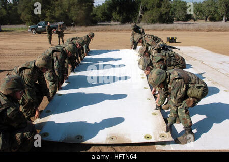 070501-N-7365L-001 FORT HUNTER LIGGETT, Kalifornien (1. Mai 2007) - Seabees von Naval Mobile Bau Bataillon (NMCB) 4 Ort verschraubt Stoff Abschnitte miteinander, während des Trainings eine schnelle Reparatur der Start-und Landebahn. Die Übung bestand aus das Feld der Trümmer und simulierten Blindgänger löschen und füllen zwei simulierte Bombentrichter. Foto: U.S. Navy Mass Communication Specialist 2. Klasse Ian Lundy (freigegeben) US Navy 070501-N-7365L-001 Seabees von Naval Mobile Bau Bataillon (NMCB) 40 Ort während des Trainings einen schnellen Start-und Landebahn Reparatur Stoff Abschnitte miteinander verschraubt Stockfoto