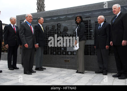 070505-N-8933S-077 VIRGINIA BEACH, VA (5. Mai 2007) - Frau Jessica Knight, Enkelin von Ensign Jesse Brown, enthüllt eine Gedenktafel zu seinen Ehren das Naval Aviation-Denkmal am Naval Aviation Monument Park hinzugefügt werden. Brown erhielt seine Luftfahrt-Flügel am 13. Oktober 1948, als der Marine 1. African American Flotte Aviator. Er wurde getötet, als sein Flugzeug über Korea 1950 ging. Foto: U.S. Navy Mass Communication Specialist 3. Klasse R. J. Stratchko (freigegeben) US Navy 070505-N-8933S-077 Frau Jessica Knight, Enkelin von Ensign Jesse Brown, enthüllt eine Gedenktafel zu seinen Ehren hinzugefügt werden, die Stockfoto