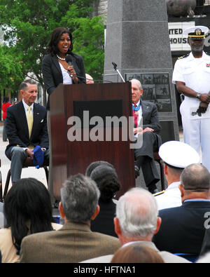 070505-N-8933S-092 VIRGINIA BEACH, VA (5. Mai 2007) - Frau Jessica Knight, Enkelin von Ensign Jesse Brown, spricht darüber, wie ihr Großvater ihr Leben bei einer Einweihungsfeier am Naval Aviation Monument Park inspiriert. Brown erhielt seine Luftfahrt-Flügel am 13. Oktober 1948, als der Marine 1. African American Flotte Aviator. Er wurde getötet, als sein Flugzeug über Korea 1950 ging. Foto: U.S. Navy Mass Communication Specialist 3. Klasse R. J. Stratchko (freigegeben) US Navy 070505-N-8933S-092 Frau Jessica Knight, Enkelin von Ensign Jesse Brown spricht über wie ihr Grand inspiriert h Vater Stockfoto