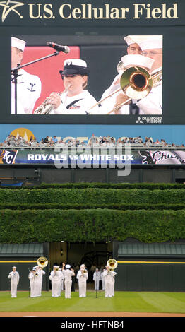 080604-N-8848T-684 CHICAGO (4. Juni 2008) Navy Band Great Lakes führt im U.S. Cellular Field vor einem Hauptliga-Baseball-Spiel zwischen den Chicago White Sox und die Kansas City Royals während der 23. jährliche Eintragungs-Zeremonie auf dem Feld. US Navy Foto von Scott A. Thornbloom (freigegeben) US Navy 080604-N-8848T-684 Navy Band Great Lakes führt im U.S. Cellular Field vor einem Hauptliga-Baseball-Spiel zwischen den Chicago White Sox und die Kansas City Royals Stockfoto