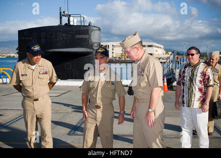 070507-N-4856G-004 PEARL HARBOR, Hawaii (7. Mai 2007) - CMdR Doug Perry, Kommandierender Offizier der Los-Angeles-Klasse Angriff u-Boot USS Pasadena (SSN-752), Chief of Naval Operations (CNO) Admiral Mike Mullen grüßt, wie sie ihren Weg zu den Chaos-Decks. Master Chief Petty Officer der Marine (INTERNIERUNGSLAGER) Joe R. Campa Jr. und CNO touring sind große Flotte Konzentration Bereichen regionale Geschäftspraktiken zu beobachten und Fragen bezüglich Segler wie Rating Fusionen, einzelne Stabsverstärkungskräften (IA), Altersvorsorge und die Zukunft der Marine. Foto: U.S. Navy Mass Communication Specialist 2. Stockfoto