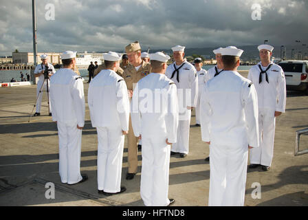 070507-N-4856G-009 PEARL HARBOR, Hawaii (7. Mai 2007) - Chief of Naval Operations (CNO) Admiral Mike Mullen spricht mit Matrosen der Los-Angeles-Klasse u-Boot USS Pasadena (SSN-752) bevor er seinen Weg zu den Chaos-Decks. Master Chief Petty Officer der Marine (INTERNIERUNGSLAGER) Joe R. Campa Jr. und CNO touring sind große Flotte Konzentration Bereichen regionale Geschäftspraktiken zu beobachten und Fragen bezüglich Segler wie Rating Fusionen, einzelne Stabsverstärkungskräften (IA), Altersvorsorge und die Zukunft der Marine. Foto: U.S. Navy Mass Communication Specialist 2. Klasse Ben A. Gonzales (RELEA Stockfoto