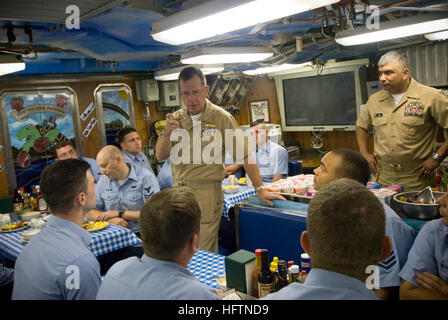 070507-N-4856G-026 spricht PEARL HARBOR, Hawaii (7. Mai 2007) - Chief of Naval Operations (CNO) Admiral Mike Mullen, die Matrosen der Los-Angeles-Klasse Angriff u-Boot USS Pasadena (SSN-752). Master Chief Petty Officer der Marine (INTERNIERUNGSLAGER) Joe R. Campa Jr. und CNO touring sind große Flotte Konzentration Bereichen regionale Geschäftspraktiken zu beobachten und Fragen bezüglich Segler wie Rating Fusionen, einzelne Stabsverstärkungskräften (IA), Altersvorsorge und die Zukunft der Marine. Foto: U.S. Navy Mass Communication Specialist 2. Klasse Ben A. Gonzales (freigegeben) Marine 070507-N-4856G-026 Chie Stockfoto