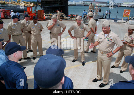 070507-N-8061H-038 PEARL HARBOR, Hawaii (7. Mai 2007) - Master Chief Petty Officer der Marine (INTERNIERUNGSLAGER) Joe R. Campa Jr. spricht für Seeleute an Bord Atom-schnellen Angriff u-Boot USS Los Angeles (SSN-688), am Tag vor der Abfahrt des Schiffes für eine Bereitstellung des westlichen Pazifik. Foto: U.S. Navy Elektriker Mate 2. Klasse Brian J. Hudson (freigegeben) US Navy 070507-N-8061H-038 Master Chief Petty Officer der Marine (INTERNIERUNGSLAGER) Joe R. Campa Jr. spricht zu den Seeleuten an Bord schnellen Angriff nuklear angetriebene u-Boot USS Los Angeles (SSN-688) Stockfoto