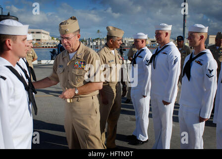 070507-N-0696M-200 PEARL HARBOR, Hawaii (7. Mai 2007) - Chief of Naval Operations (CNO) Admiral Mike Mullen und Master Chief Petty Officer von der Marine (INTERNIERUNGSLAGER) Joe R. Campa Jr. besuchen mit Seglern, Lenkwaffenzerstörer USS Russell (DDG-59) zugewiesen. Während ihres Aufenthalts genossen Mullen und Campa Stahl Strand Picknick an Bord des Schiffes. Foto: U.S. Navy Mass Communication Specialist 1. Klasse Chad J. McNeeley (freigegeben) uns Marine 070507-N-0696M-200 Chief of Naval Operations (CNO) Admiral Mike Mullen und Master Chief Petty Officer der Marine (INTERNIERUNGSLAGER) Joe R. Campa Jr. Besuch mit Matrosen, die Guid zugewiesen Stockfoto