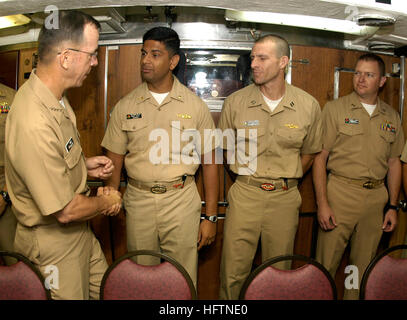 070507-N-0696M-074 PEARL HARBOR, Hawaii (7. Mai 2007) - Chief of Naval Operations (CNO) Admiral Mike Mullen grüßt Offiziere, USS Pasadena (SSN-752) zugewiesen. Mullen wurde von Master Chief Petty Officer der Marine (INTERNIERUNGSLAGER) Joe R. Campa Jr verbunden. Während ihres Aufenthalts behandelt sie eine Vielzahl von Fragen von Seglern an Pearl Harbor u-Boot-Basis. Foto: U.S. Navy Mass Communication Specialist 1. Klasse Chad J. McNeeley (freigegeben) uns Marine 070507-N-0696M-074 Chief of Naval Operations (CNO) Admiral Mike Mullen grüßt Offiziere, USS Pasadena (SSN-752) zugewiesen Stockfoto