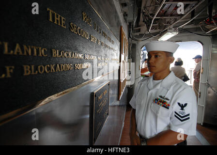 070507-N-4965F-001 PEARL HARBOR, Hawaii (7. Mai 2007) - A Sailor steht Petty Officer der Uhr (POOW) auf dem Achterdeck der geführte Flugkörper Kreuzer der Ticonderoga-Klasse USS Port Royal (CG-73), Gridley am Naval Station Pearl Harbor. Die POOW ist verantwortlich für die Sicherheit der Stirn sowie Verwaltung der entgegenkommenden und ausgehenden Datenverkehr, allgemeine Ankündigungen über die Schiffe Gegensprechanlage und Durchführung der Aufträge des Officer Of The Decks. Foto: U.S. Navy Mass Communication Specialist 1. Klasse James E. Foehl (freigegeben) US Navy 070507-N-4965F-001 A Seemann steht Petty Officer der Uhr Stockfoto