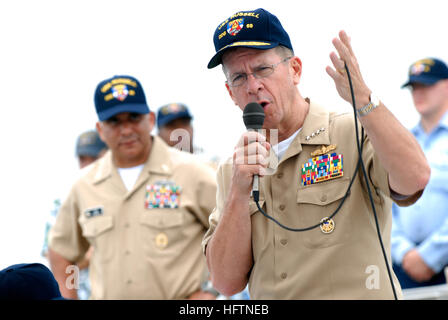 070507-N-0696M-418 PEARL HARBOR, Hawaii (7. Mai 2007) - Chief of Naval Operations (CNO) Admiral Mike Mullen beantwortet Fragen von den Matrosen der Lenkwaffenzerstörer USS Russell (DDG-59) während einer alle Hände fordern die Pfauentaube. Mullen wurde von Master Chief Petty Officer der Marine (INTERNIERUNGSLAGER) Joe R. Campa Jr verbunden. Während ihres Aufenthalts genossen Mullen und Campa Stahl Strand Picknick an Bord des Schiffes. Foto: U.S. Navy Mass Communication Specialist 1. Klasse Chad J. McNeeley (freigegeben) uns Marine 070507-N-0696M-418 Chief of Naval Operations (CNO) Admiral Mike Mullen beantwortet Fragen von den Seeleuten von g Stockfoto