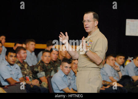 070507-N-0696M-462 PEARL HARBOR, Hawaii (7. Mai 2007) - Chief of Naval Operations (CNO) Admiral Mike Mullen-Antworten, die Fragen von Seglern während eines alle Hände Anrufs Sharkey Theatre Pearl Harbor-basierte Befehle zugeordnet. Mullen gesellte sich Master Chief Petty Officer der Marine (INTERNIERUNGSLAGER) Joe R. Campa Jr. und behandelt verschiedene Fragen in den beiden Sitzungen, die für Segler abgehalten wurden. Foto: U.S. Navy Mass Communication Specialist 1. Klasse Chad J. McNeeley (freigegeben) uns Marine 070507-N-0696M-462 Chief of Naval Operations (CNO) Admiral Mike Mullen beantwortet Fragen von Seglern, P zugewiesen Stockfoto