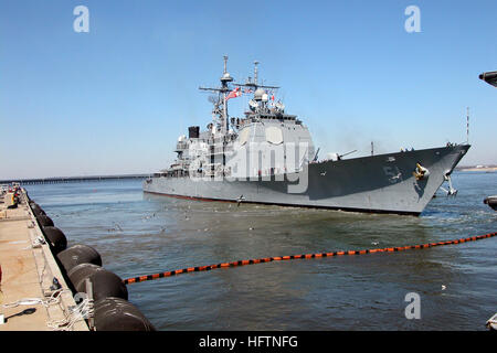 Steuerbord Bogen Blick auf die uns Navy (USN) TICONDEROGA-Klasse: Guided Missile Cruiser (Federführung), USS THOMAS S. GATES (CG 51) wird von einem kommerziellen Schlepper unterstützt, da das Schiff von seinem Heimathafen am Naval Station Pascagoula, Mississippi (MS) in Gang kommt. USS Thomas S. Gates CG-51 Stockfoto