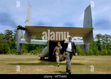 070511-N-3642E-277 CAMP LEJEUNE N.C (11. Mai 2007) - The Secretary Of The Navy (SECNAV), Honorable Dr. Donald C. Winter beendet den Rücken von einem MV-22 Osprey zugewiesen, Marine Medium Tiltrotor Squadron (VMM) 263, nach Erhalt eines Demonstration Fluges vom Marine Corps Air Station New River, North Carolina, in Camp Lejeune, North Carolina USA Marine Foto von Chief Masse Kommunikation Spezialist Shawn P. Eklund (freigegeben) US Navy 070511-N-3642E-277 The Secretary Of The Navy (SECNAV) , der ehrenwerte Dr. Donald C. Winter beendet am Ende ein MV-22 Osprey zugewiesen, Marine Medium Tiltrotor Squadron (VMM) 263, nach r Stockfoto