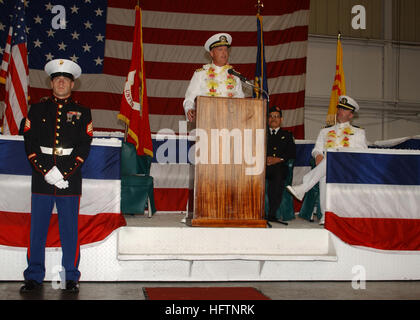 70513-N-1810F-059 MAYPORT, Florida (13. Mai 2007) - Kommandierender Offizier der USS Stadt Hue (CG-66), Captain Michael Jacobsen, gibt während der 39. Begehung der Schlacht von Hue City am Naval Station Mayport einleitenden Bemerkungen. Die Schlacht von Hue, einer der erbittertsten Schlachten des Vietnam-Krieges fand am 31. Januar 1968, während der vietnamesischen Ferienzeit tet. US-Marines startete eine Gegenoffensive, genannt Operation Hue City, wo sie die Stadt blockweise zurückgefordert. Foto: U.S. Navy Mass Communication Specialist 2. Klasse Lynn Friant (freigegeben) US Navy 070513-N-1810F-059 USS Stadt Hue (CG 66) Com Stockfoto