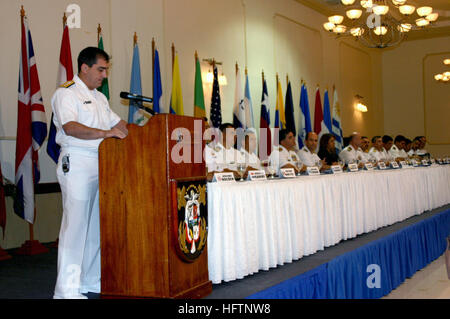 060822-N-5191L-001 Panama-Stadt, Panama (22. August 2006) - panamaische Civil Defense Force Generaldirektor des National Maritime Service, Rear Admiral Ricardo Tradd begrüßt Marine Vertreter aus 18 Nationen am PANAMAX 2006 teilnehmen. PANAMAX 2006 ist multinationalen Übung, zugeschnitten auf die Verteidigung des Panama-Kanals mit zivilen und militärischen Kräfte aus der Region. Foto: U.S. Navy Mass Communication Specialist 2. Klasse Jose Lopez, Jr. (freigegeben) uns Marine 060822-N-5191L-001 Panamas Civil Defense Force General Direktor des National Maritime Service, Rear Admiral Ricardo Tradd Welc Stockfoto