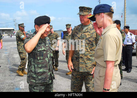 070516-N-4124C-017 Chuk Samet (16. Mai 2007) Commander Task Force 76 Rear Admiral Carol M. Pottenger grüßt Royal Thai Army General Kemarat Kanchanawat, Royal Thai Armed Forces Deupty Generalstabschef der anzuschließen, mit US Marine Corps Generalleutnant John F. Goodman, US Marine Corps Forces Pacific auf. Top-Führungskräfte von Thailand, Singapur und den Vereinigten Staaten, aller Kräfte, Fähigkeiten Touren an Bord der Marine-Transportschiff Westpac Express und Minensucher USS Guardian (MCM 5) zusammengefügt und dann beobachtet eine Royal Thai Navy Marine Corps non-Combatant Evakuierung im Rahmen der Cobra Gold 2007. Cobr Stockfoto