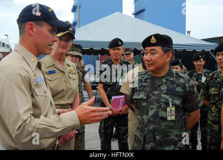 070516-N-4124C-053 Chuk Samet (16. Mai 2007) Lt. Cmdr. Steven H. DeMoss, befehlshabender Offizier, USS Guardian (MCM-5), erklärt die Funktionen des US Minesweeper, Royal Thai Army General Kemarat Kanchanawat, Royal Thai Armed Forces Deupty Generalstabschef der Join mit Commander Task Force 76 Rear Admiral Carol M. Pottenger anderen königlichen thailändischen Streitkräfte Führungskräfte auf. Top-Führungskräfte von Thailand, Singapur und den Vereinigten Staaten, aller Kräfte, Fähigkeiten Touren an Bord der Guardian und die Marine-Transportschiff Westpac Express miteinander verbunden und dann beobachtet ein Royal Thai Navy-Marine C Stockfoto