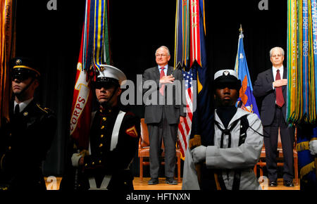 070516-N-0502M-059 WASHINGTON, D.C. (16. Mai 2007) - Moderatorin Honorable Dr. James fein, unter Minister fuer Verteidigung für Akquisitionen und Technologie (links) und Herr Robert Skalamera, stellvertretender Direktor, System- und Softwaretechnik, Unternehmensentwicklung (rechts) Pay-Auszeichnung für den Ensign während des Abspielens der Nationalhymne bei der 24. jährliche Preisverleihung Department of Defense Engineering Award. Die Auszeichnungen würdigen außergewöhnlichen Wert engineering-Lösungen, die Mission Fähigkeiten verbessert und Qualitätssteigerung und Kostensenkung. Foto: U.S. Navy Mass Communication Specialist Stockfoto