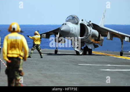 070519-N-0841E-095-Atlantik (19. Mai 2007) - Aviation Boatwain Mate (Handling) 2. Klasse Charles Imanil leitet ein AV/8 b Harrier II, von Marine Medium Helicopter Squadron (HMM) 261 (verstärkt), auf dem Flugdeck auf amphibischer Angriff Schiff USS Kearsarge (LHD-3). Kearsarge und HMM-261 sind zusammengesetzte Einheit Training Übung (COMPTUEX) in der Vorbereitung für eine geplante Bereitstellung noch in diesem Jahr beteiligt. Foto: U.S. Navy Mass Communication Specialist 2. Klasse Oscar Espinoza (freigegeben) US Navy 070519-N-0841E-095 Aviation Boatwain Mate (Handling) 2. Klasse Charles Imanil d Stockfoto