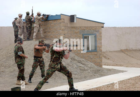 070520-N-0933M-084 SAN CLEMENTE ISLAND, Kalifornien (20. Mai 2007) - Mitglieder der Combat Service Support Detachment (ZSVA) 1 und ZSVA-3 Feuer m-4-Gewehr auf verschiedene bewegliche Ziele während einer live-Feuer-Evolution. Die Siegel-Unterstützung, die in einer halbjährlichen Waffen Einarbeitung und Qualifizierung Übung auf der Insel San Clemente nahm. Foto: U.S. Navy Mass Communication Specialist 2. Klasse Pat Migliaccio (freigegeben) Feuer uns Marine 070520-N-0933M-084 Mitglieder des Combat Service Support Loslösung (ZSVA) 1 und ZSVA-3 m-4-Gewehr auf verschiedene bewegliche Ziele während einer live-Feuer-Evolution Stockfoto