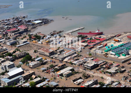 Eine Luftaufnahme zeigt Schäden in Port-Au-Prince, Haiti, verursacht durch Hurrikan Ike. Das amphibische Sturmschiff USS Kearsarge (LHD 3) wurde von seinem geplanten weiteren Einsatz in der Karibik für 2008 abgeleitet, um Hurrikaneinsätze in Haiti durchzuführen. Stockfoto
