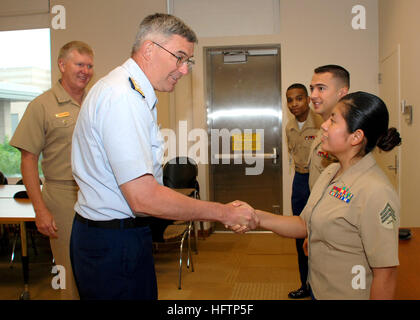 Mitarbeiter der US Navy und der Küstenwache treffen sich mit Marines in der US-Botschaft in Togo, um Sicherheitseinsätze in Westafrika und im Golf von Guinea zu planen. Stockfoto