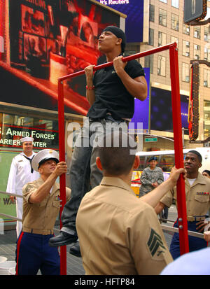 070523-N-2984R-108 NEW YORK (23. Mai 2007) - militärische Personal zugewiesen, um US-Streitkräfte Career Center am Times Square New York, Uhr, wie eine New Yorker Klimmzüge während einer Veranstaltung wo Leute aus der Stadt angemeldet, um ihre körperlichen Fähigkeiten zu zeigen. Die 20. Fleet Week New York ist eine Gelegenheit für die New Yorker Matrosen, Marines und Küste Gardisten zu treffen und bedanken uns für ihren Dienst. Flotte Woche ehrt den Service und die Opfer alle Matrosen, Marines und Küste Gardisten sowie der Stadt New York, im globalen Krieg gegen den Terrorismus. Foto: U.S. Navy Masse Communicatio Stockfoto