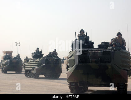 070525-N-1226D-033 CAMP PATRIOT, Kuwait (25. Mai 2007) - amphibische Fahrzeuge (AAV) fahren in Bildung nach der Ankunft an Land von USS Bonhomme Richard (LHD-6). Flugabwehrpanzer können bis zu 25 Marines auf dem Meer und über Land tragen. Die Flugabwehrpanzer sind Bestandteil der 13. Marine Expeditionary Unit, die vor kurzem von der Bonhomme Richard Expeditionary Strike Group abgeladen. US Navy Foto von Seemann Omar A. Dominguez (freigegeben) uns Marine 070525-N-1226D-033 amphibischen Angriff Fahrzeuge (AAV) fahren Sie in Bildung nach der Ankunft an Land von USS Bonhomme Richard (LHD-6) Stockfoto