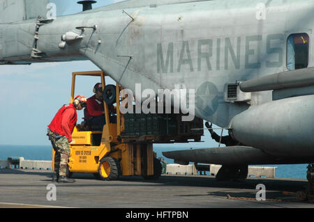 050929-N-7945K-046 Atlantik (29. September 2005) Ð Munition wird in der Rückseite eines Hubschraubers, US Marinekorps CH-53 Super Hengst von Waffen Abteilung Personal auf dem Flugdeck der amphibischen Angriff Schiff USS Nassau (LHA-4) geladen. Nassau verankert vor der Küste von North Carolina um gut Deck Operationen durchzuführen, während Zertifizierung Übung (CERTEX). Die Übung wird die Crew von Nassau, eng und trainiere mit Marines 22. Marine Expeditionary Unit in einem Szenario-basierte Schulungen Umfeld ermöglichen. CERTEX ist NassauÕs letzten Gang vor der Bereitstellung ausüben. U. Stockfoto