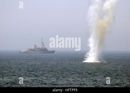 070527-N-5484G-115 Arabisches Meer (27. Mai 2007) - der Avenger-Klasse Mine Gegenmaßnahme Schiff USS Scout (MCM 8) beobachtet eine simulierte Grube Explosion während der Teilnahme an einer Grube Gegenmaßnahme Übung mit der nuklear angetriebene Flugzeugträger USS Nimitz (CVN-68). Die Nimitz Carrier Strike Group und eingeschifften Carrier Air Wing 11 sind 5. Flotte eingesetzt, Durchführung von Seeoperationen und den globalen Krieg gegen den Terrorismus zu unterstützen. Foto: U.S. Navy Masse Kommunikation Spezialist Seemann Joseph Pol Sebastian Gocong (freigegeben) uns Marine 070527-N-5484G-115 der Avenger-Klasse Mine Gegenmaßnahme Schiff USS Sc Stockfoto