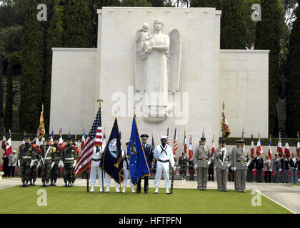 070527-N-7775G-004 DRAGUIGNAN, Frankreich (27. Mai 2007) - Matrosen und Flieger vom US Naval Station Rota, Spanien, Color Guard trat Französisch Marines und Soldaten während der Gedenktag Zeremonien bei Rhone American Cemetery. Gibt es 861 US-Soldaten, Matrosen, Piloten und Marines aus dem zweiten Weltkrieg auf dem Friedhof beigesetzt. Foto: U.S. Navy Hospital Corpsman 1. Klasse Michael Gonsalez (freigegeben) Marine 070527-N-7775G-004 Matrosen und Flieger vom US Naval Station Rota, Spanien, Color Guard trat Französisch Marines und Soldaten während der Gedenktag Zeremonien bei Rhone American Cemetery Stockfoto