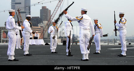 Seefahrer der Marine-U-Marine-Schule führen während der Fleet Week New York eine Farb- und Gewehrübung auf dem Flugdeck der USS Wasp durch und ehren die Mitglieder des Militärdienstes und ihre Beiträge. Stockfoto