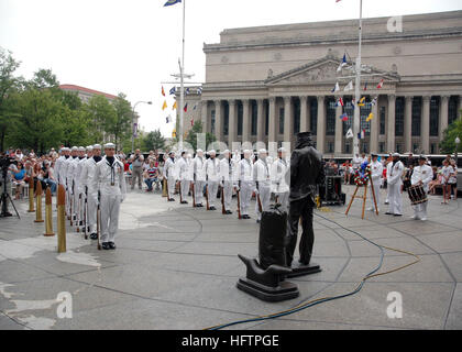 070528-N-6914S-072-WASHINGTON, D.C. (28. Mai 2007) - The U.S. Navy Honor Guard an einem Volkstrauertag Kranzniederlegung am Marine-Denkmal zu Ehren der gefallenen Marinepersonal teilnehmen. Die Zeremonie, gesponsert von Naval District Washington, kennzeichnete der US Navy Ehrengarde zusammen mit einem Hornist und Schlagzeuger von der Marine Band. Foto: U.S. Navy Musiker 1. Klasse Jeff Snavely (freigegeben) US Navy 070528-N-6914S-072 The U.S. Navy ehren Guard ein Volkstrauertag Kranzniederlegung am Marine-Denkmal zu Ehren der gefallenen Marinepersonal beteiligt Stockfoto