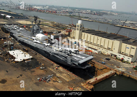 070528-N-5758H-068 BAYONNE, NJ (28. Mai 2007) - sitzt stillgelegten Flugzeugträger Intrepid (CV-11) an Bayonne Trockendock und Reparatur Corp., ihr Rumpf Wasser gestrahlt, grundiert und neu gestrichen haben. Intrepid wird voraussichtlich im Herbst 2008 eine völlig neue, State-of-the-Art Pier 86 auf der West Side Manhattan zurückkehren. Foto: U.S. Navy Mass Communication Specialist 3. Klasse Kenneth R. Hendrix (freigegeben) uns Marine 070528-N-5758H-068 stillgelegt Flugzeugträger Intrepid (CV-11) sitzt an Bayonne Trockendock und Reparatur Corp., ihr Rumpf Wasser gestrahlt, grundiert und neu lackiert Stockfoto