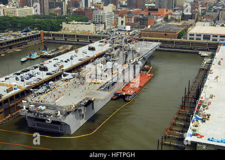070528-N-5758H-390 NEW YORK (28. Mai 2007) - Schiff Tausende New Yorker Linie bis amphibische Tour, USS Wasp (LHD-1) und die Marine Medium Hubschrauber Geschwader 365 (HMM-365) Hubschrauber, als Teil der Feierlichkeiten zum Fleet Week. Der 20. jährlichen Flotte Woche New York City bietet Gelegenheit für die Bürger von New York City und der Tri-State-Umgebung, mehr als 3.000 Matrosen, Marines und Küste Gardisten, Mai 23-31. Foto: U.S. Navy Mass Communication Specialist 3. Klasse Kenneth R. Hendrix (freigegeben) uns Marine 070528-N-5758H-390 Tausende New Yorker Linie bis zu der Tour ein Stockfoto